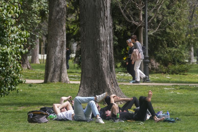 أشخاص يسترخون في حديقة ريتيرو في مدريد، إسبانيا، الأربعاء، 20 مارس 2024.