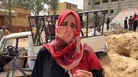 Maha Kudeh isimli bir kadın, İsrail'in Han Yunus'taki operasyonu sırasında öldürülen kızının cesedini beklediğini söyledi