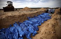 Gazze'nin Han Yunus semtinde İsrail güçlerince öldürülen Filistinliler, toplu mezara gömülürken (arşiv)