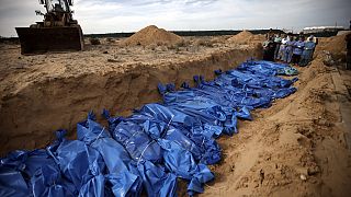 Gazze'nin Han Yunus semtinde İsrail güçlerince öldürülen Filistinliler, toplu mezara gömülürken (arşiv)