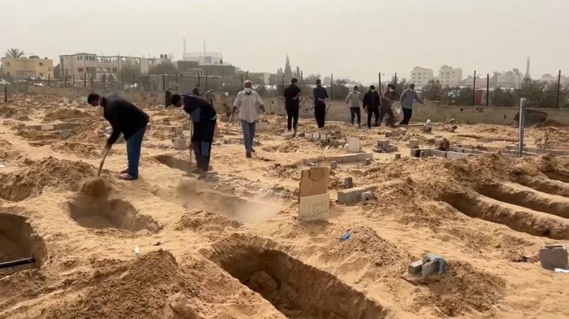 İsrail ordusunun kuşatması altında kalan Gazze'nin Han Yunus semtindeki Nasır Hastanesi'nin avlusunda yapılan kazıda onlarca ceset bulundu