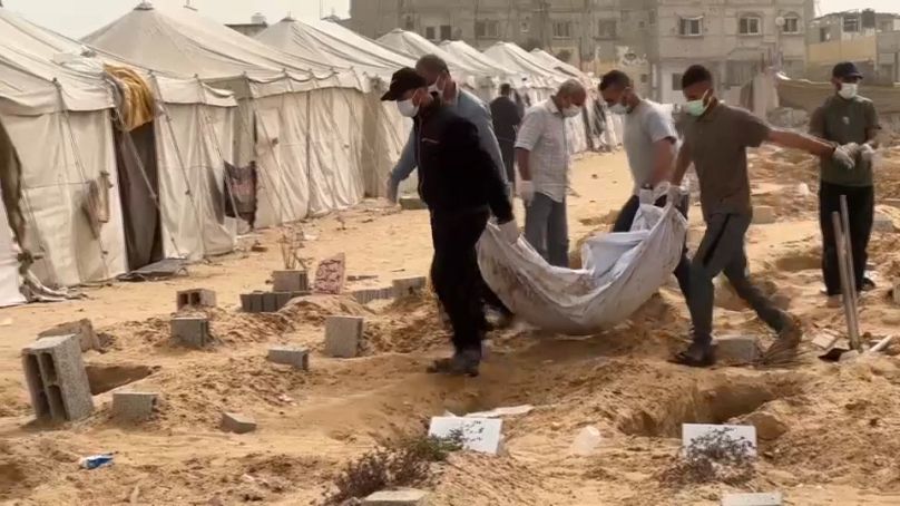 İsrail kuşatması altında kalan Gazze'nin Han Yunus semtindeki Nasır Hastanesi'nin avlusunda yapılan kazıda onlarca ceset bulundu