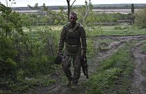 جندي أوكراني من اللواء 65 يمشي إلى عربته المدرعة في خط المواجهة في منطقة زابوريزهيا، أوكرانيا، الأحد 21 أبريل 2024. 