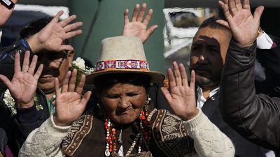 كاهنة من السكان الأصليين في أيمارا ترفع يديها بمناسبة يوم الأرض