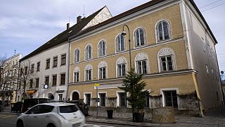 سيارة تمر بمنزل ميلاد أدولف هتلر في براوناو، النمسا
