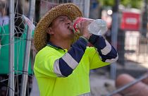 Un trabajador de la carretera se detiene a beber agua en Madrid, España.