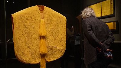 La seda dorada y la antigua artesanía del tejido se exhiben en Catar