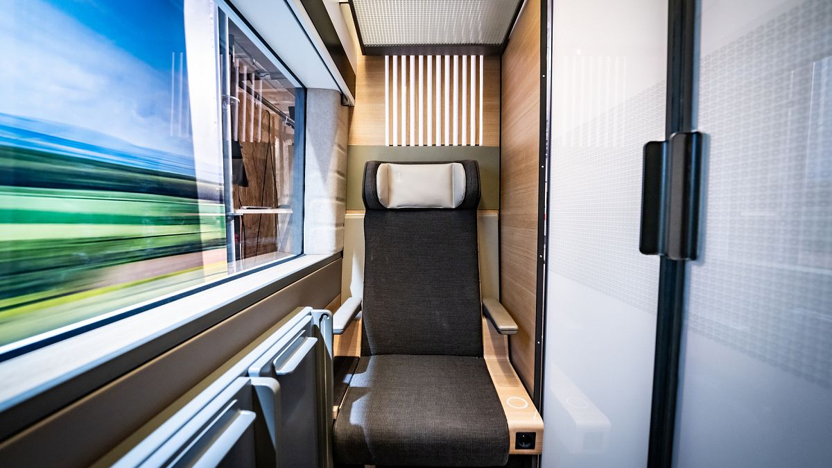 „Smooch cabins“: Германските влакове скоро ще имат частни кабини с матирано стъкло
