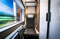 L'opérateur ferroviaire public Deutsche Bahn (DB) a dévoilé des projets de compartiments en verre dépoli où les voyageurs pourront passer des appels vidéo privés ou se "câliner". 