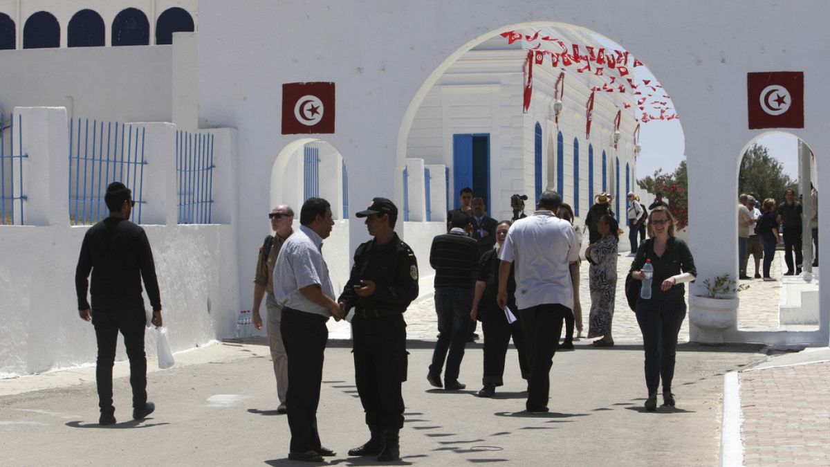 ضابط شرطة تونسي يقف عند مدخل كنيس الغريبة