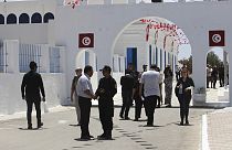 ضابط شرطة تونسي يقف عند مدخل كنيس الغريبة