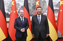 الرئيس الصيني شي جين بينغ والمستشار الألماني أولاف شولتس دار ضيافة الدولة في دياويوتاي في بكين، الصين، يوم الثلاثاء 16 أبريل/نيسان 2024.