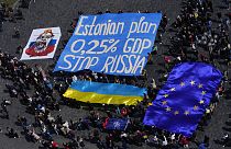 Des personnes se produisent lors d'une manifestation de soutien au plan stratégique militaire estonien pour l'Ukraine sur la place de la Vieille Ville à Prague
