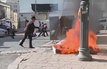 يهود متشددون في القدس يرمون الخبز في النار في تقليد ديني في عشية عيد الفصح