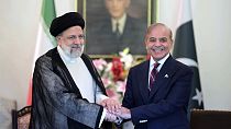 الرئيس الإيراني إبراهيم رئيسي، على اليسار، يصافح رئيس الوزراء الباكستاني شهباز شريف