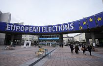Uno striscione pubblicizza le elezioni europee fuori dal Parlamento europeo a Bruxelles, 24 gennaio 2024