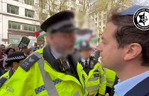 صورة مأخوذة من مقطع فيديو نشرته حملة ضد معاداة السامية يقف فيه شرطي أمام جدعون فالتر 