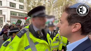 صورة مأخوذة من مقطع فيديو نشرته حملة ضد معاداة السامية يقف فيه شرطي أمام جدعون فالتر 