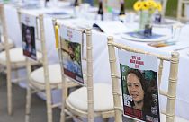 كرسي مع صور الأشخاص الذين اختطفهم أحد نشطاء حماس من إسرائيل في "طاولة الفصح الفارغة" التي تضم 133 كرسيًا
