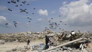 Aiuti umanitari vengono lanciati ai palestinesi sopra Gaza City, nella Striscia di Gaza, il 25 marzo 2024.