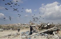 Humanitárius segélyt dobnak le a Gázai övezetben, Gáza város fölött a palesztinoknak 2024. március 25-én.