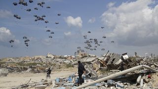 L'aide humanitaire est larguée aux Palestiniens au-dessus de la ville de Gaza, dans la bande de Gaza, le 25 mars 2024.