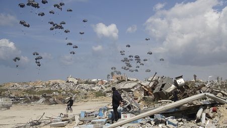 Humanitárius segélyt dobnak le a Gázai övezetben, Gáza város fölött a palesztinoknak 2024. március 25-én.