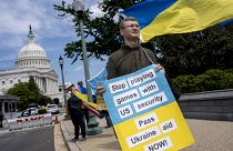 Ukrajnát támogató aktivisták tüntetnek a washingtoni Capitolium előtt