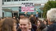 L'aborto ritorna nell'agenda politica italiana. Il Senato vota su accesso ai consultori di gruppi di supporto alla maternità, inserita come emendamento a decreto Pnrr