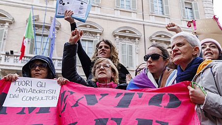 Der italienische Senat hat ein Gesetz gebilligt, das Abtreibungsgegnern den Zugang zu Frauen ermöglicht, die einen Schwangerschaftsabbruch erwägen. 