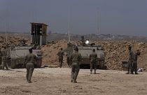 Израильские солдаты стоят рядом с бронетранспортерами на границе Израиля и сектора Газа 