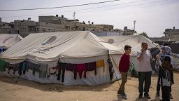 نازحون فلسطينيون أمام إحدى الخيم التي نصبت في مخيم في رفح