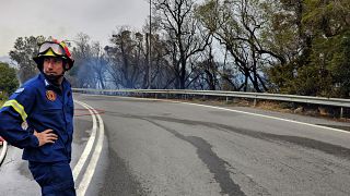 	Πυροσβέστες επιχειρούν στην κατάσβεση πυρκαγιάς που εκδηλώθηκε κοντά στον οικισμό στον Ναύσταθμο Χανίων