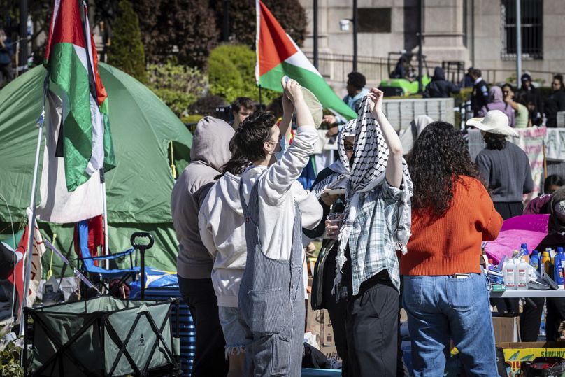 New York'taki Columbia Üniversitesi kampüsünde Filistin yanlısı gösteri kampında iki öğrenci protestocu