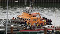 Un groupe de migrants amené à Douvres, dans le Kent, par la Border Force à la suite d'un incident survenu sur un petit bateau dans la Manche, le mardi 23 avril 2024.