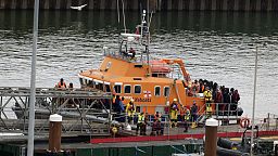 Un groupe de migrants amené à Douvres, dans le Kent, par la Border Force à la suite d'un incident survenu sur un petit bateau dans la Manche, le mardi 23 avril 2024.