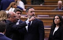 Santiago Abascal, al centro, leader del partito di estrema destra VOX, si trova nel Parlamento spagnolo prima del dibattito di investitura a Madrid, Spagna, 15/11/2023
