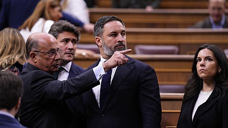Santiago Abascal (ao centro), líder do partido de extrema-direita espanhol Vox