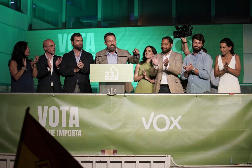 Santiago Abascal, leader di Vox, si rivolge ai sostenitori fuori dalla sede del partito dopo le elezioni generali in Spagna a Madrid, 23/07/2023