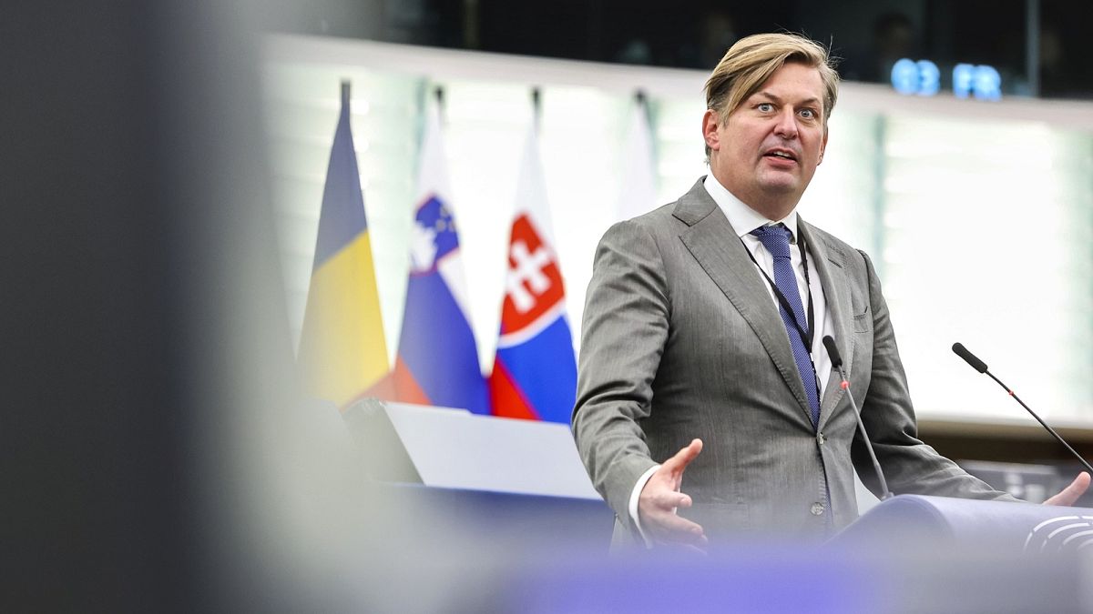 Аккредитованный помощник евродепутата Максимилиана Краха был арестован по подозрению в шпионаже.