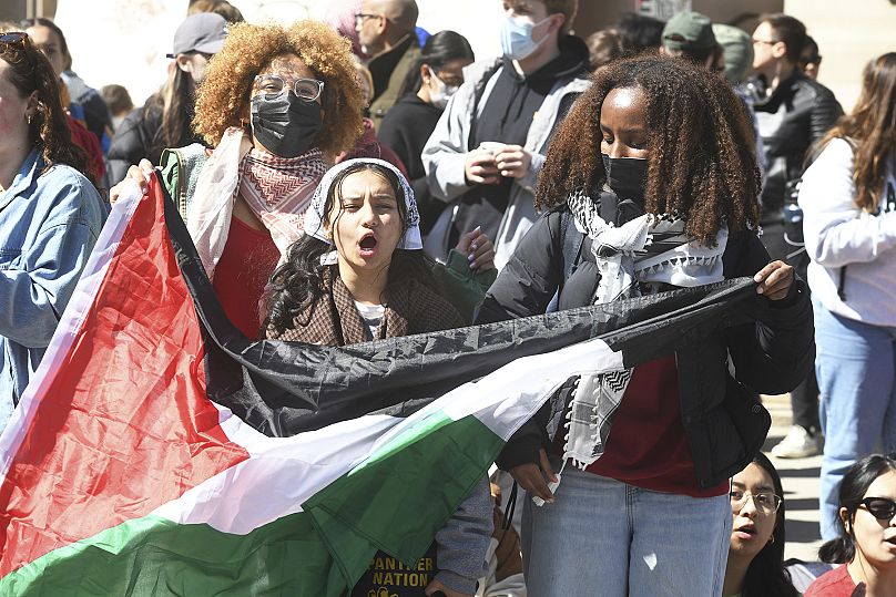 عدة مئات من الطلاب والمؤيدين للفلسطينيين يحتشدون عند تقاطع شارعي غروف وكوليج، أمام قاعة وولسي في حرم جامعة ييل في نيو هافن، ولاية كونيتيكت.