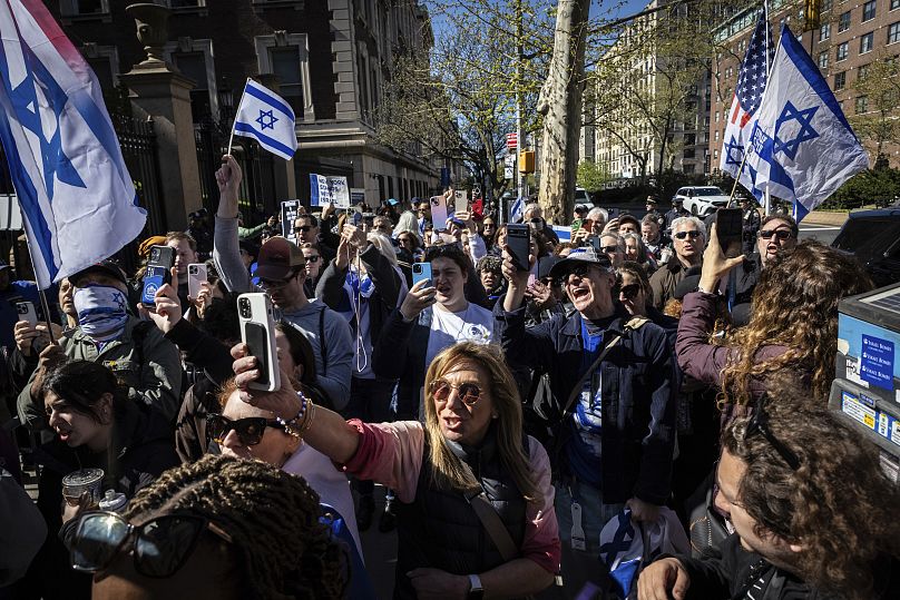 محتجون مؤيدون لإسرائيل أمام جامعة كولومبيا