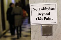 Un panneau décourage les lobbyistes d'entrer dans le hall qui mène aux chambres du sénat de l'État du Maryland à Annapolis, mercredi 8 janvier 2014.