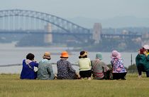 گردشگران در حال گرفتن عکس در سیدنی