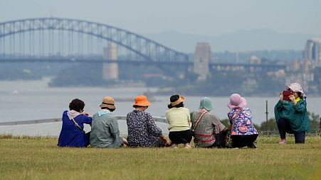 گردشگران در حال گرفتن عکس در سیدنی