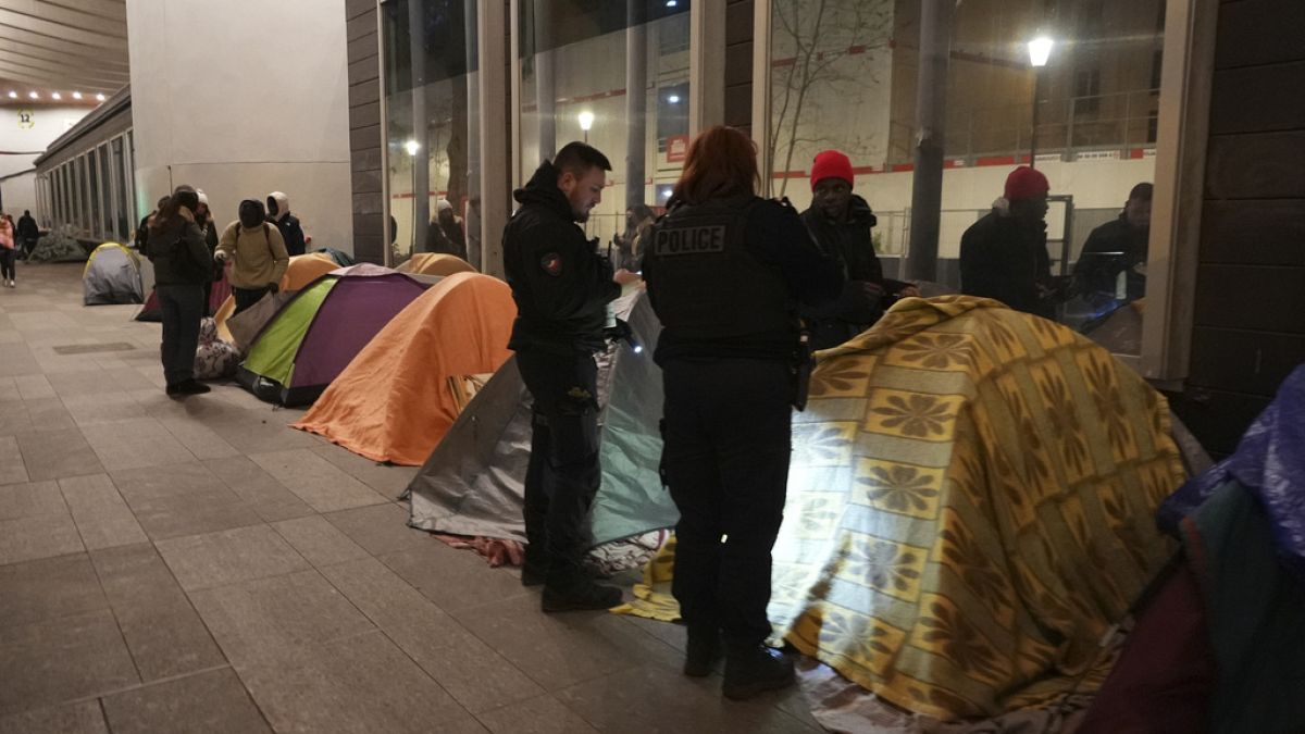 Die Polizeibeamten haben ein illegales Zeltlager der Migranten in Paris geräumt.