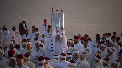 أفراد من طائفة السامري  يحضرون رحلة الحج بمناسبة عيد المظال أو عيد العرش في أقدس موقع ديني على قمة جبل جرزيم