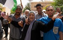 والدة الفلسطيني شادي جلايطة (44 عاماً) تبكي عند وصول جثمان ابنها إلى منزل العائلة لإلقاء النظرة الأخيرة خلال جنازته في مدينة أريحا بالضفة الغربية المحتلة.
