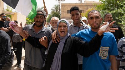 والدة الفلسطيني شادي جلايطة (44 عاماً) تبكي عند وصول جثمان ابنها إلى منزل العائلة لإلقاء النظرة الأخيرة خلال جنازته في مدينة أريحا بالضفة الغربية المحتلة.