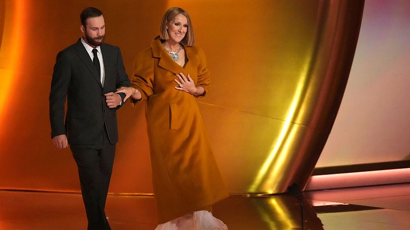Céline Dion apresenta o prémio para o Álbum do Ano durante a 66ª edição dos Grammy Awards - Fev 2024